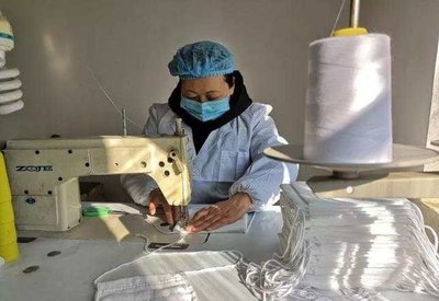 自帶縫紉機進廠，云南安寧志愿者用針線縫出抗疫溫度